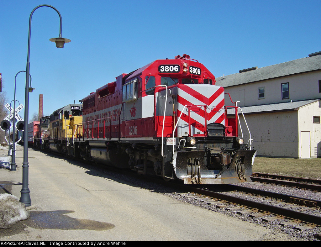 WSOR 3806 leads a colorful consist toward J-Ville